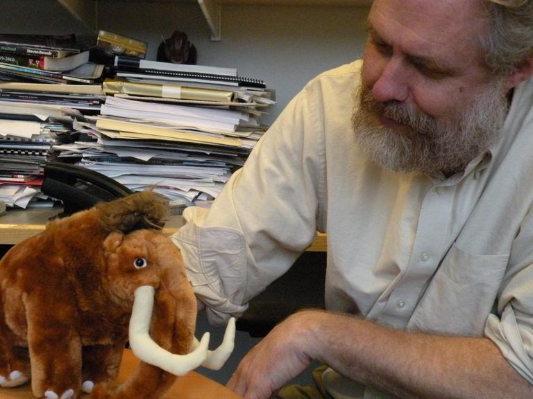 George Church von der Harvard Medical School mit einem Plüsch-Mammut