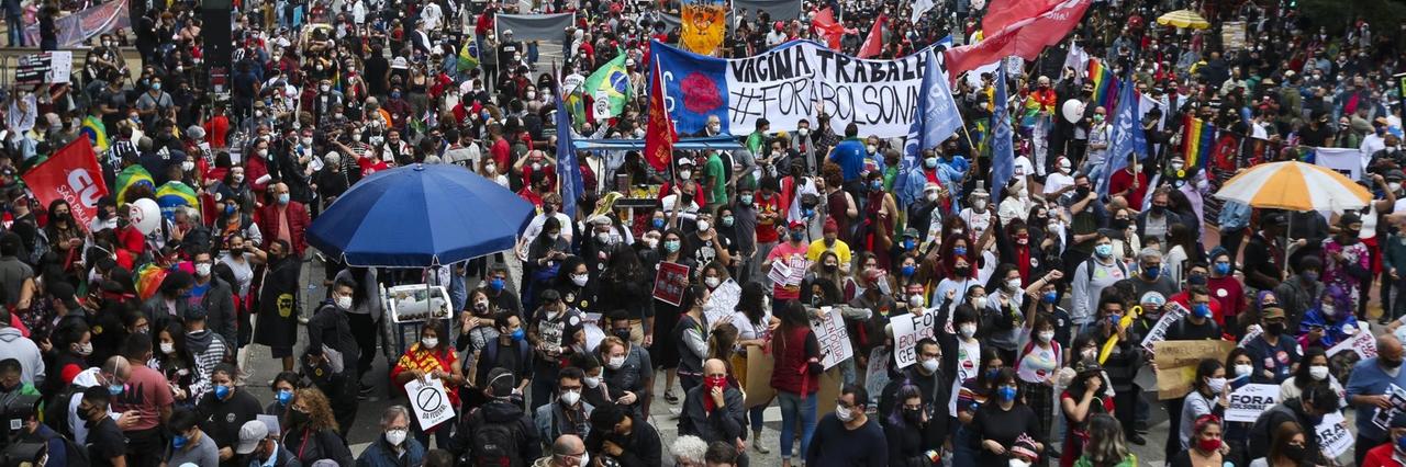 Zahlreiche Menschen protestieren gegen Bolsonaros Corona-Politik in Sao Paulo.