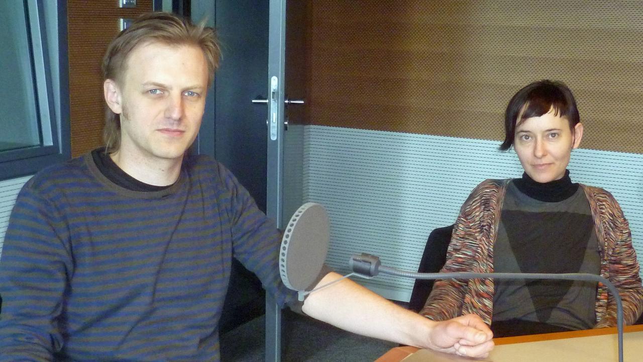 Marion Wörle (r) und Maciej Sledziecki vom Ensemble gamut inc zu Gast im Studio von Deutschlandradio Kultur