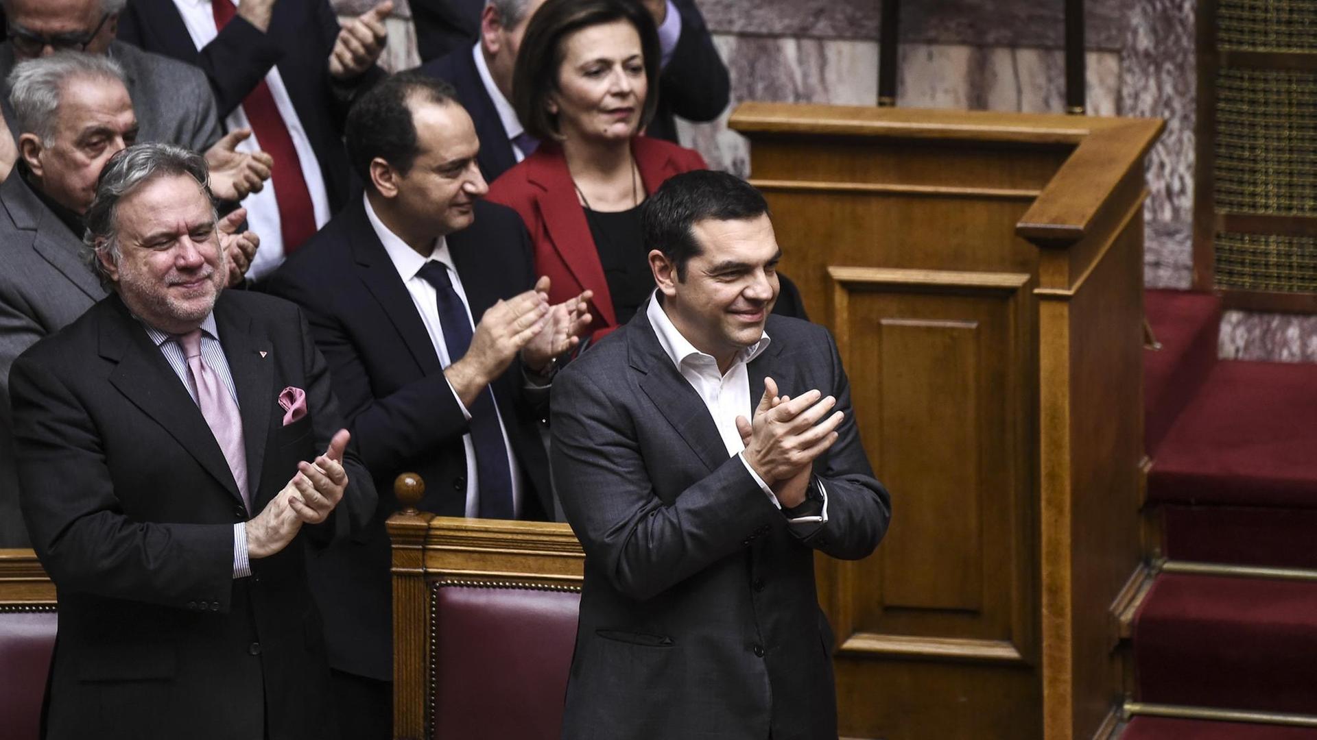 Das Foto zeigt Griechenlands Regierungs-Chef Alexis Tsipras im Parlament. Er klatscht.