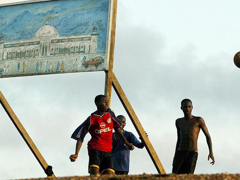 Jugendliche in Accra, Ghana, spielen Fußball