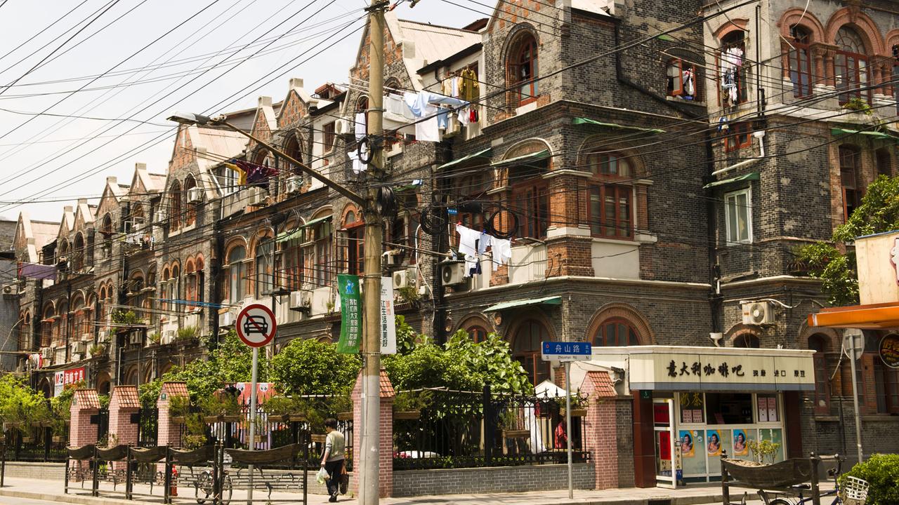 Alter Häuserkomplex im ehemaligen jüdischen Ghetto in Hongkou in der Zhoushan Lu, Shanghai.