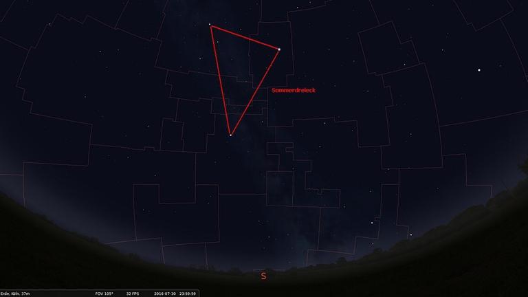 Der mitternächtliche Südhimmel mit den Sternbildgrenzen und dem markierten Sommerdreieck