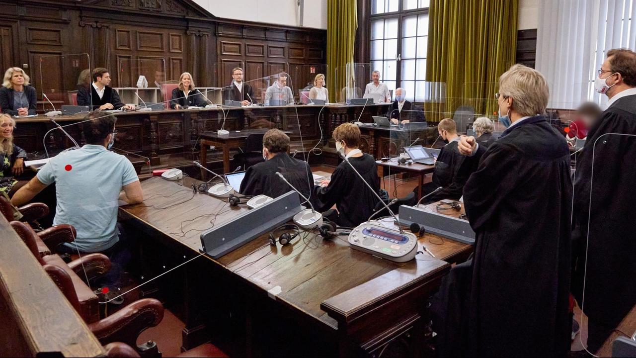 Das Foto zeigt Anne Maier-Göring (hinten, M), Vorsitzende Richterin, vor Beginn der Urteilsverkündung im Prozess im Zusammenhang mit Ausschreitungen beim G20-Gipfel in Hamburg 2017 im Landgericht. Die Angeklagten wurden aus rechtlichen Gründen gepixelt.