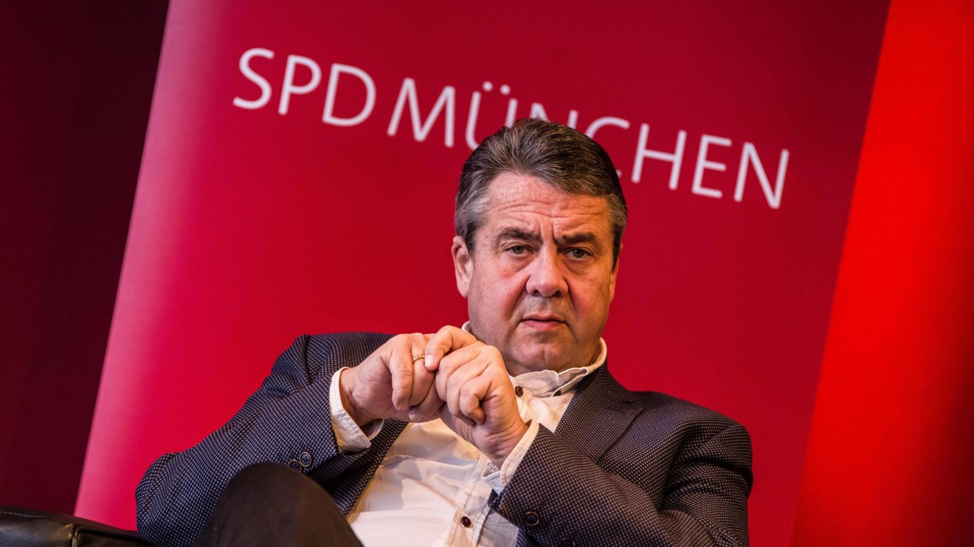 Der frühere SPD-Chef Sigmar Gabriel spricht auf einer Veranstaltung im Münchner Literaturhaus