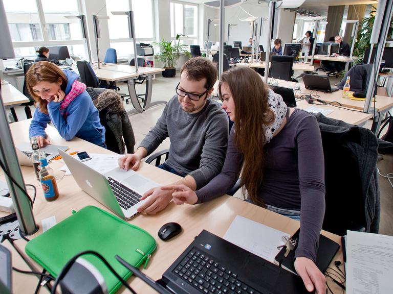 Blick in die Gemeinschaftsbüros "Coworking Spaces" am 04.04.2013 in Nürnberg: In einem Großraumbüro arbeiten mehrere Personen an Computern.