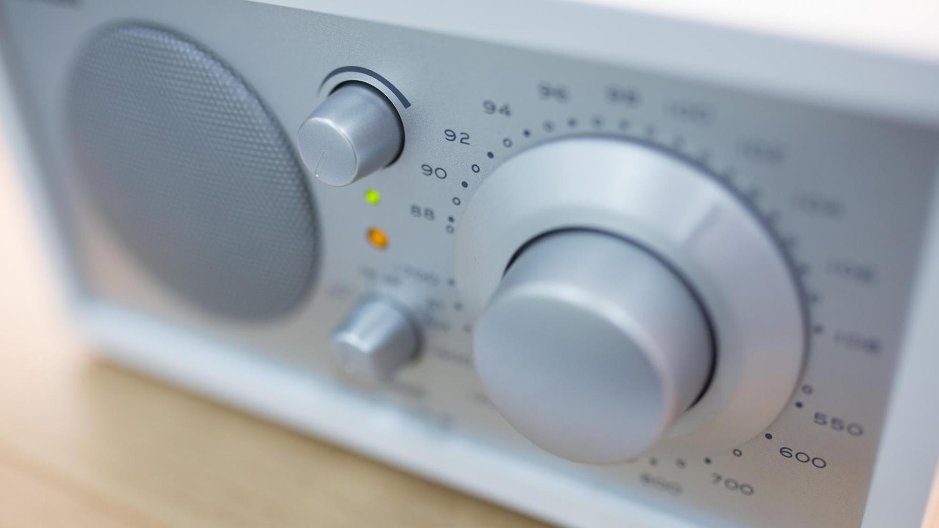 Ein Radio mit UKW- und MW-Empfang steht am 10.02.2015 in Berlin.