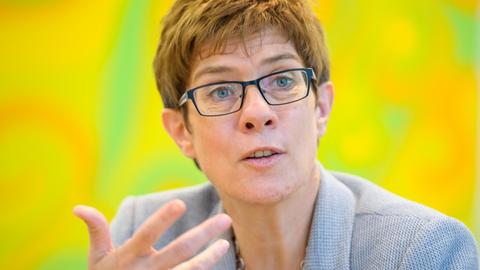 Die saarländische Ministerpräsidentin Annegret Kramp-Karrenbauer (CDU) äußert sich am 04.08.2015 in der Staatskanzlei in Saarbrücken (Saarland) in einem Gespräch mit der Deutschen Presse-Agentur.