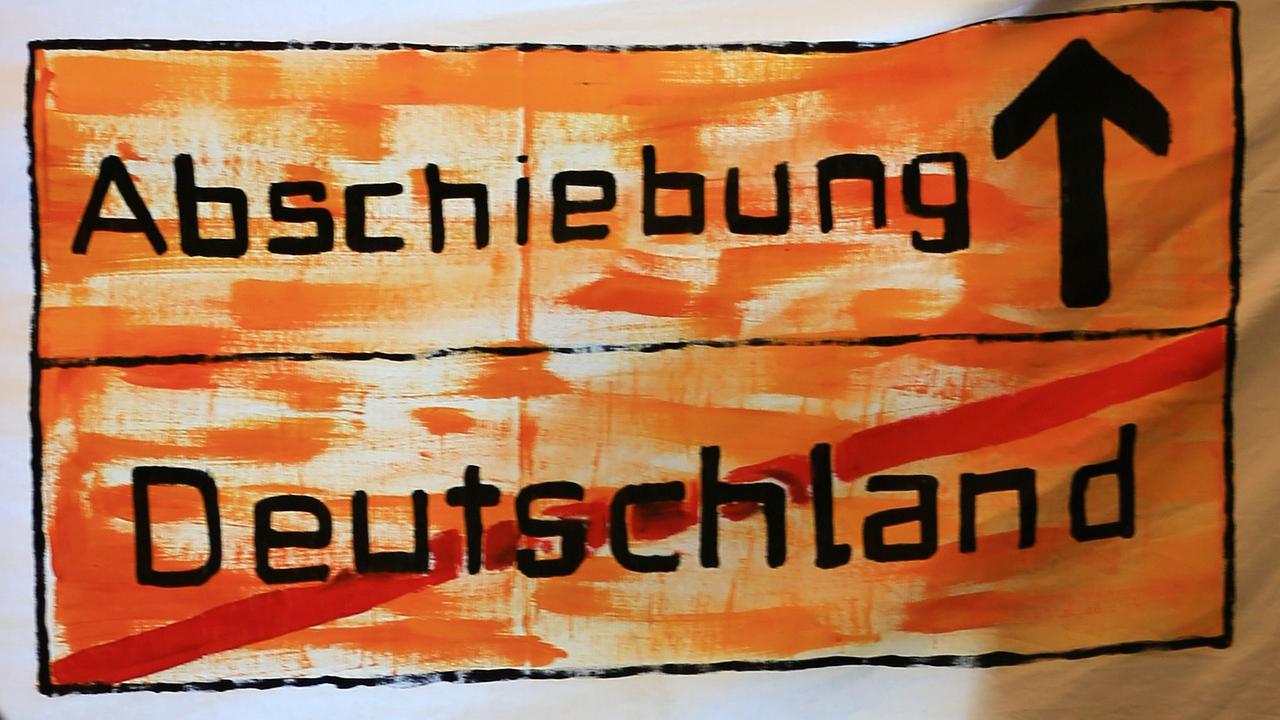 ARCHIV - ILLUSTRATION - Ein Protest-Transparent hängt am 18.10.2013 in Hamburg bei einer Pressekonferenz der Flüchtlingsgruppe «Lampedusa in Hamburg» in einem Fenster. 