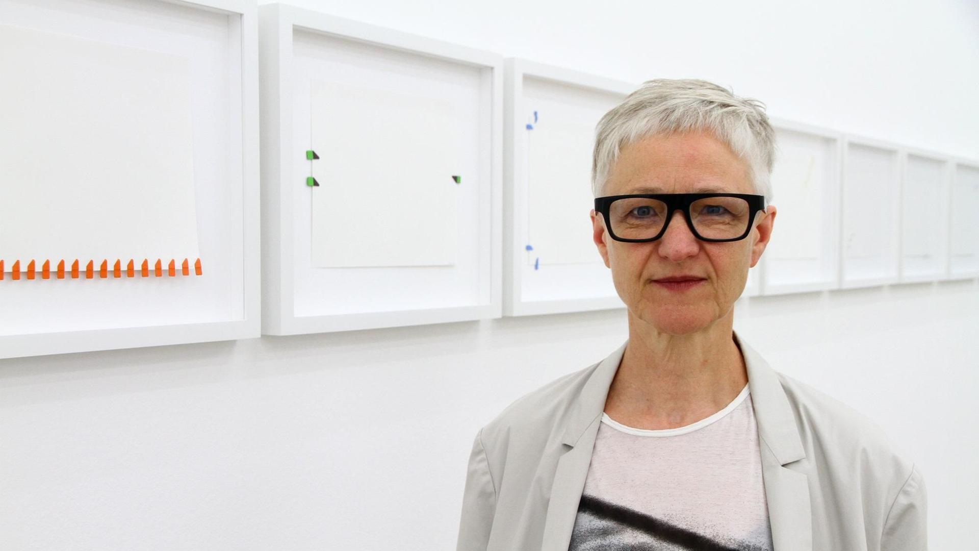 Die Berliner Künstlerin Karin Sander präsentiert 2014 ihre "Papierarbeiten mit Aktenreitern" in der Galerie Schipper.