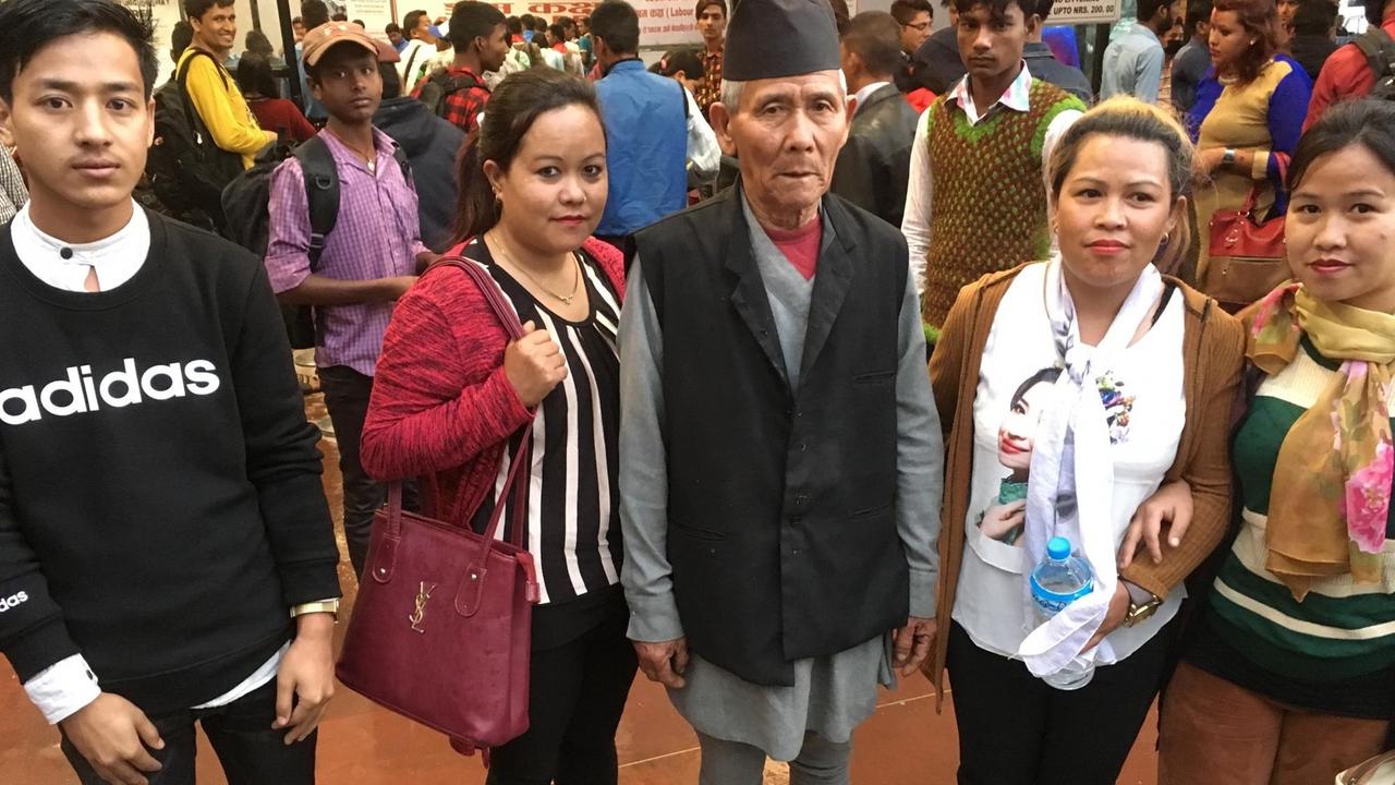 Die Nepalesin Miruna (2.v.re.) am Flughafen von Kathmandu mit ihrer Familie. Zwei Jahre wird sie sie nicht sehen, sondern in Saudi-Arabien arbeiten.