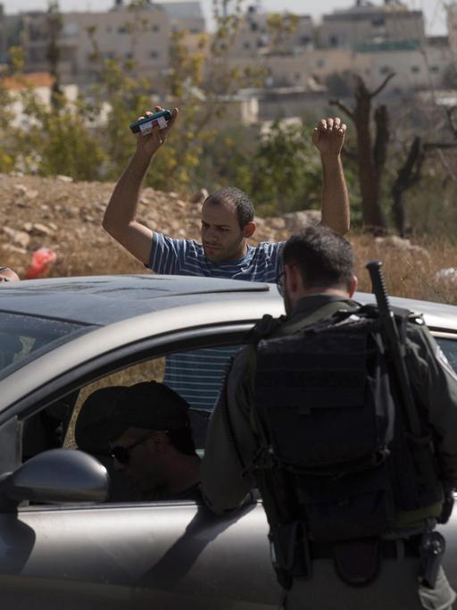 Israelische Polizei kontrolliert am 14. Oktober 2015 einen palästinensischen Wagen in Ost-Jerusalem.
