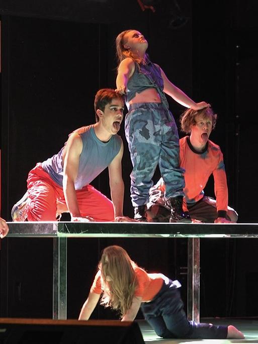 Tänzer posieren während einer Premiere auf der Bühne.