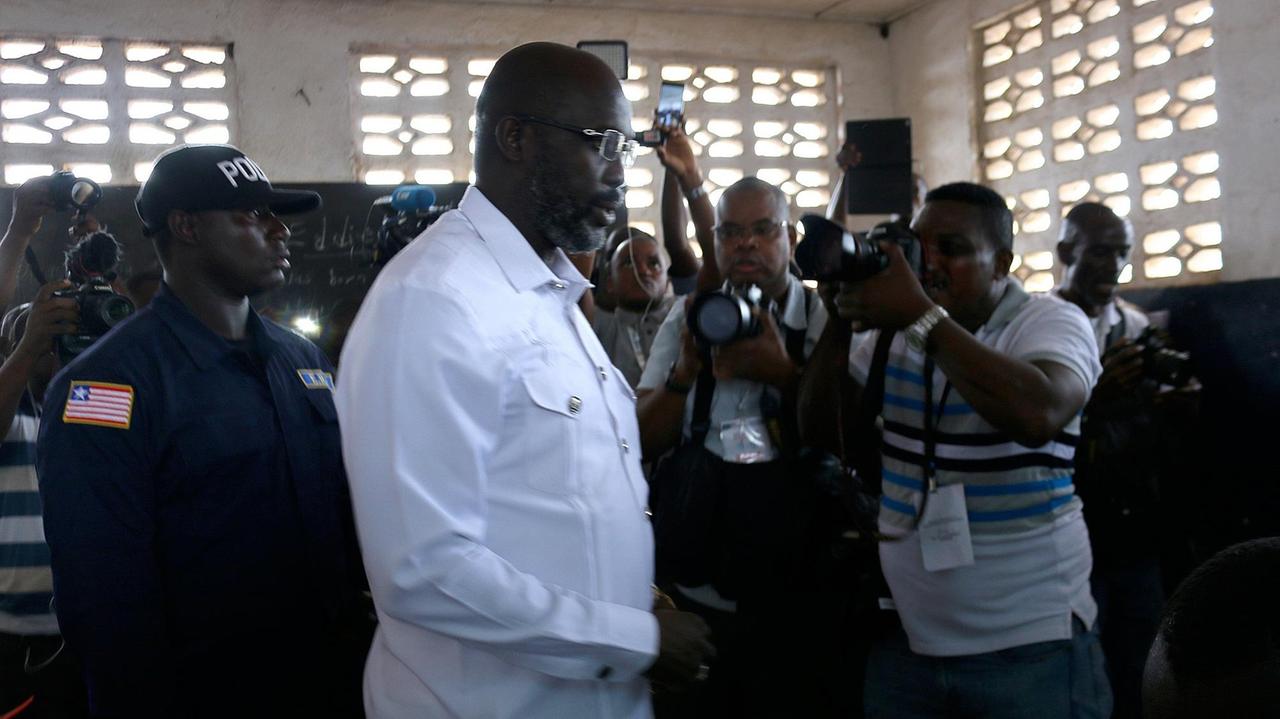 George Weah am 26. Dezember 2012 in einem Wahlbüro in Liberia.