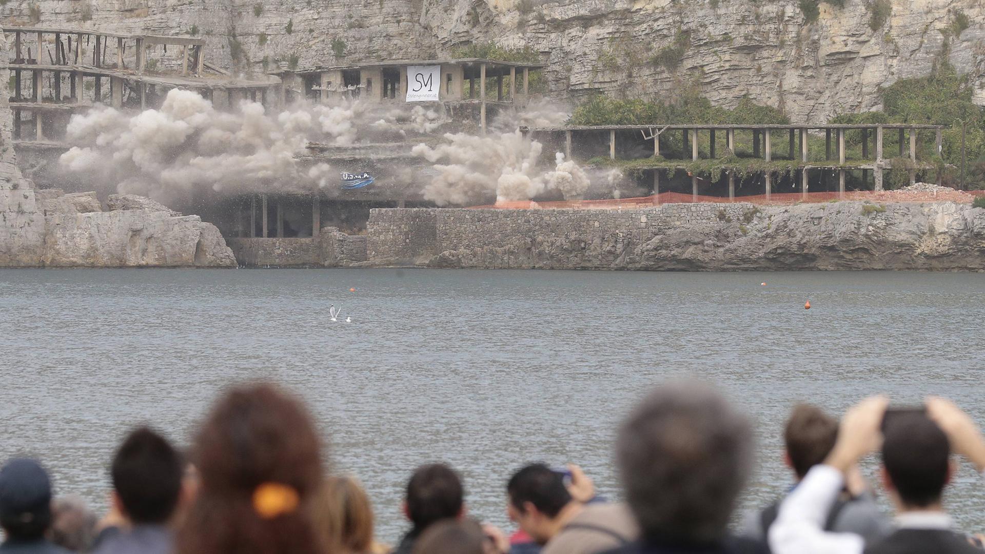 Sprengung der Bauruine Alimuri Vico Equense am 30.11.2014 im italienischen Neapel