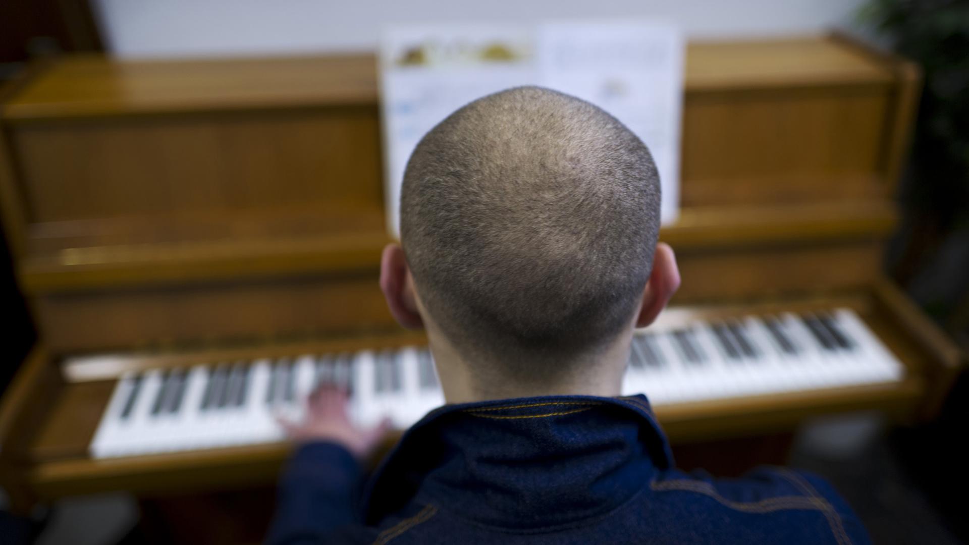 Ein junger Häftling nimmt in der Jugendanstalt Hameln (Niedersachsen) Klavierunterricht.