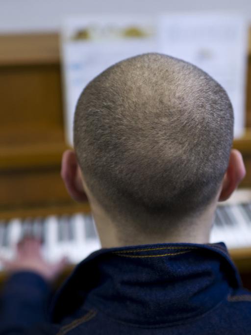 Ein junger Häftling nimmt in der Jugendanstalt Hameln (Niedersachsen) Klavierunterricht.