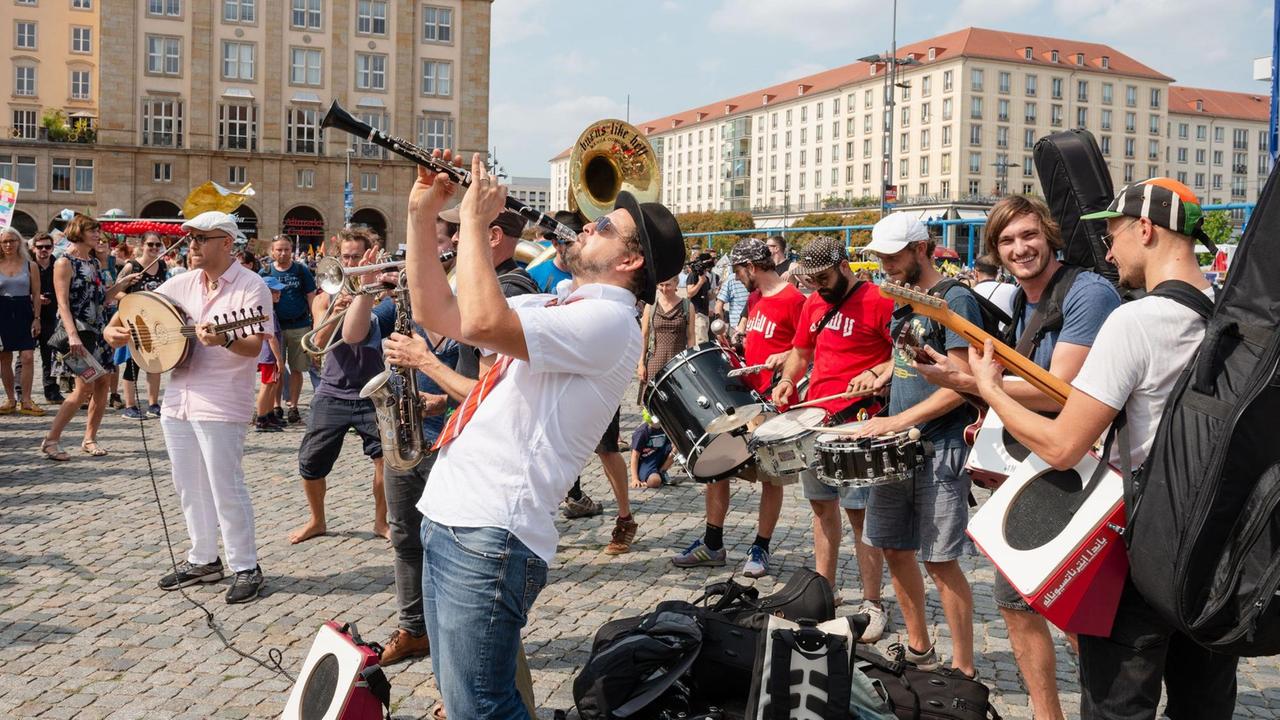 Banda Internationale spielt bei der Unteilbar-Demo in Dresden.