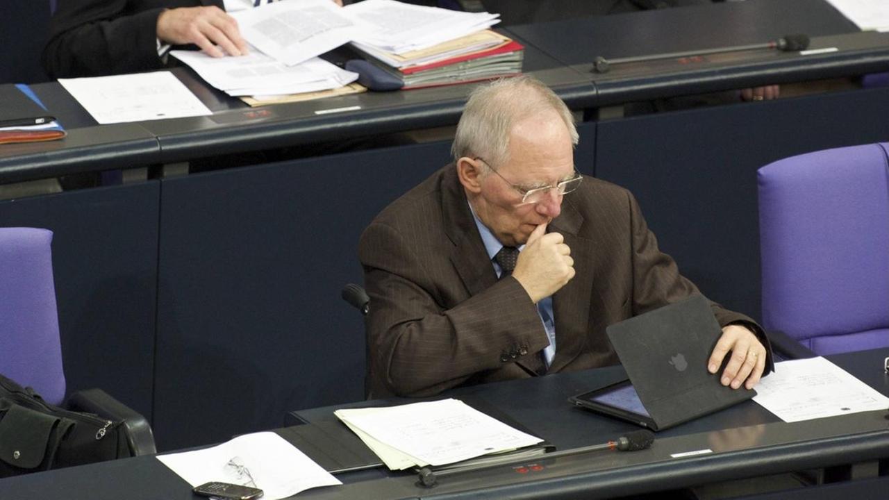 Bundesfinanzminister Wolfgang Schäuble (CDU) hier vertieft in das Spiel Sudoku auf seinem iPad während der Sitzung des Deutschen Bundestages zum zweiten Hilfspaket für Griechenland.
