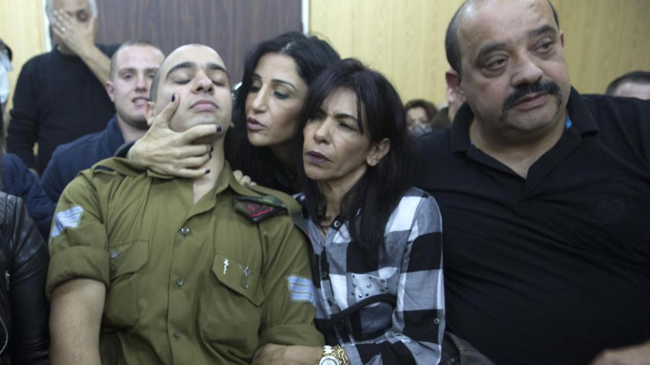 Der israelische Soldat Elor Asaria und Familienmitglieder im Gerichtssaal.