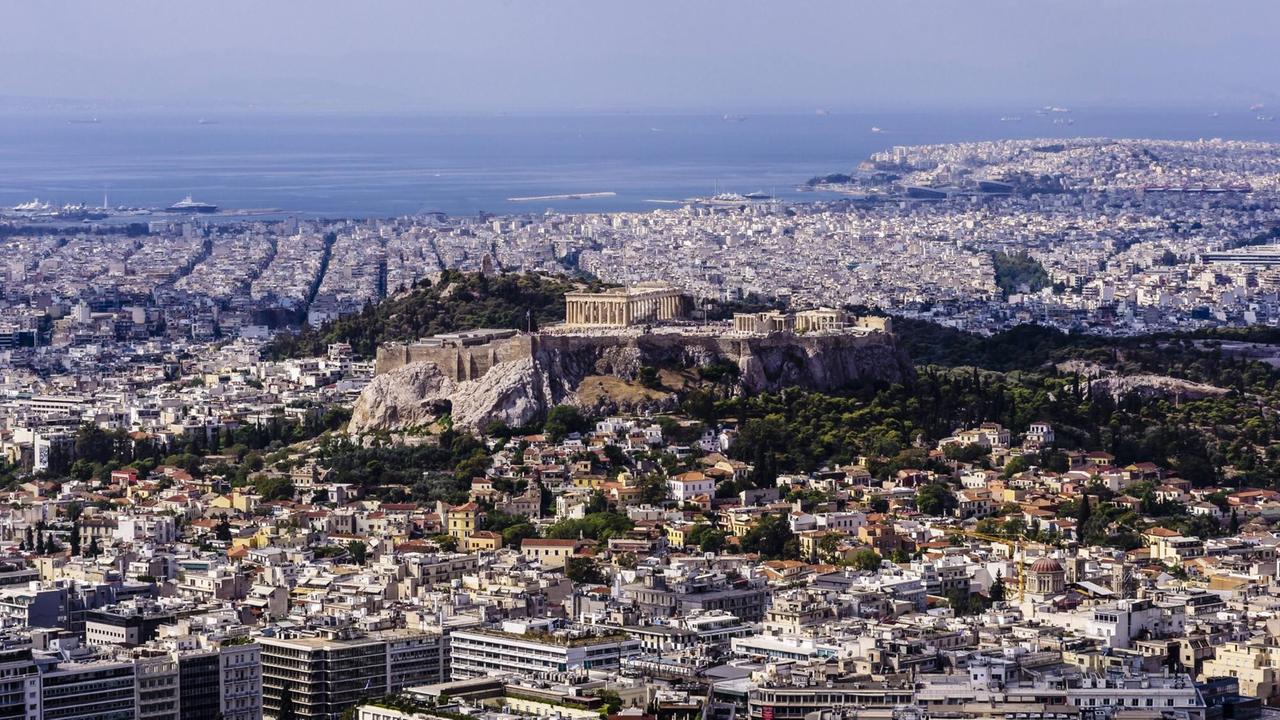 Ein Blick über die griechische Hauptstadt Athen mit der Akropolis.