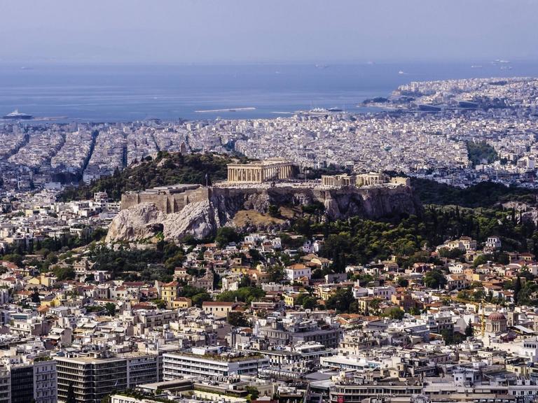 Ein Blick über die griechische Hauptstadt Athen mit der Akropolis.