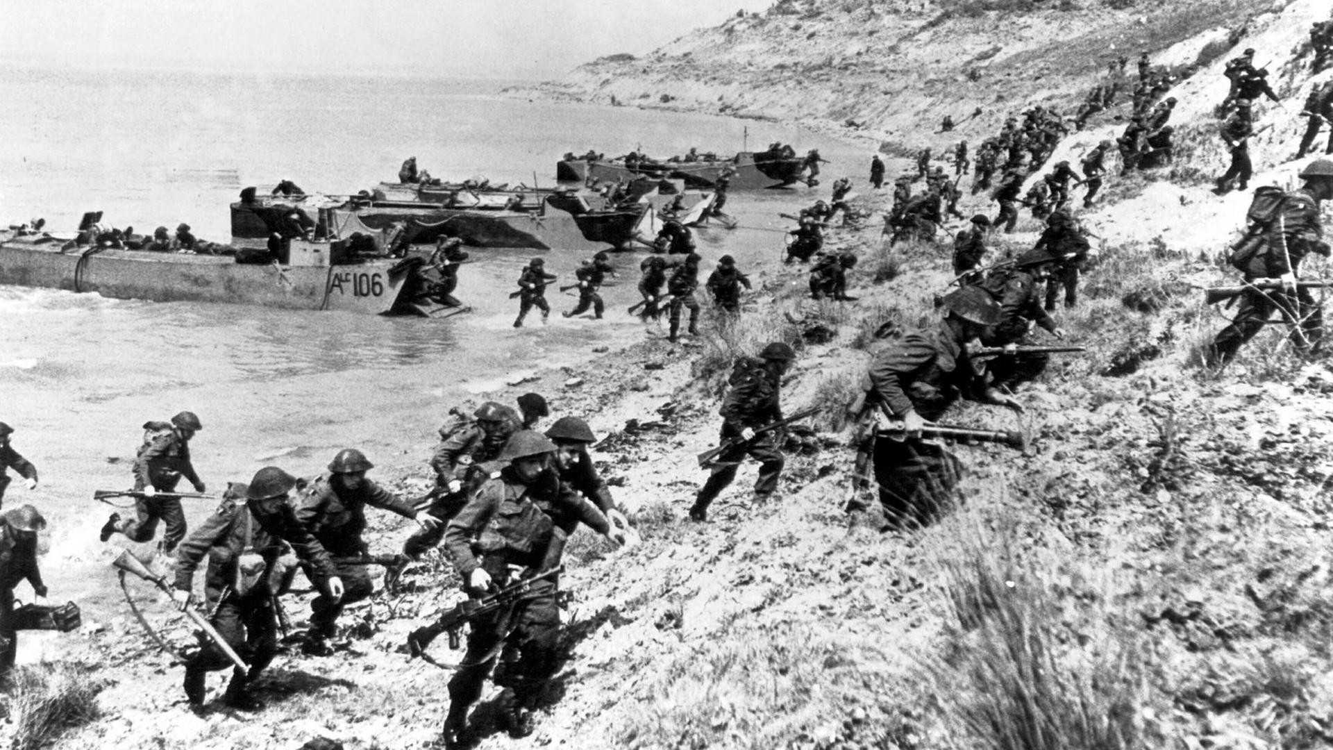 Britische Truppen üben in Slapton Sands für den D-Day, die Landung in der Normandie. Durch Kommunikationsfehler bei den Alliierten starben während des Manövers 946 US-Soldaten, die meisten bei einem Angriff deutscher Schnellboote, die die ungeschützten Landungsboote torpedierten.