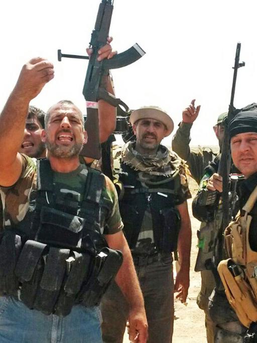 Peschmerga-Kämpfer und Schiiten vor einem Gefecht mit IS-Kämpfern nordwestlich von Bagdad.