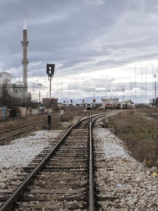 Verlassene Bahngleise in der Peripherie von Pristina