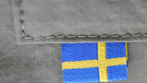 Eine schwedische Flagge an einer Tasche