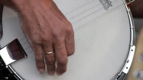 Ein Mann spielt auf einem Banjo.