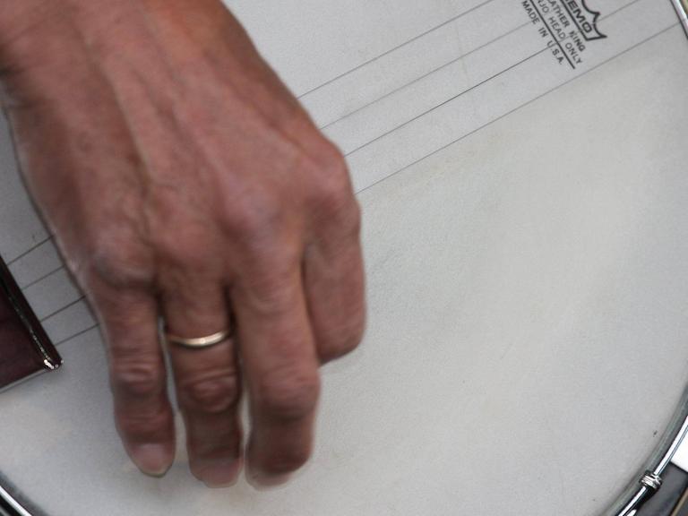 Ein Mann spielt auf einem Banjo.