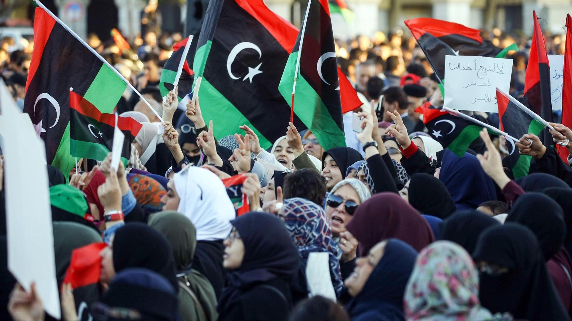 Protestkundgebung gegen General Khalifa Haftar auf dem Märtyrer-Platz in Libyens Hauptstadt Tripolis