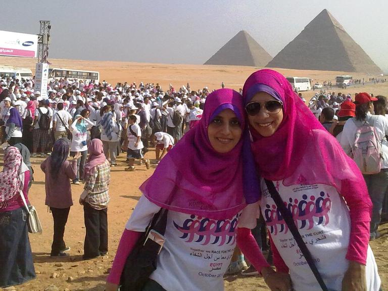 Viele ägyptische Frauen haben sich nahe der Pyramiden versammelt für ein Sportereignis. Der Pyramidenlauf soll aufklären zum Thema Brustkrebs.