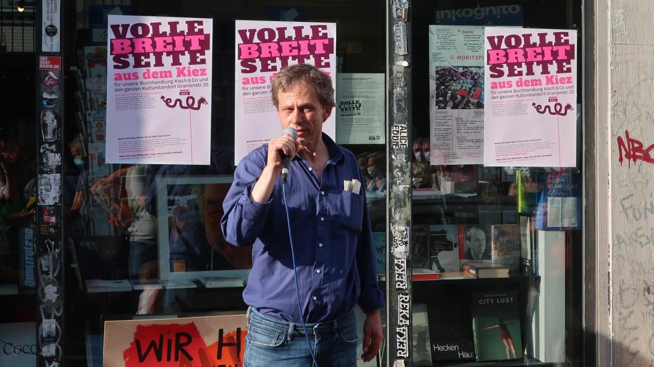 Thorsten Willenbrock am Mikrofon vor seinem Laden.