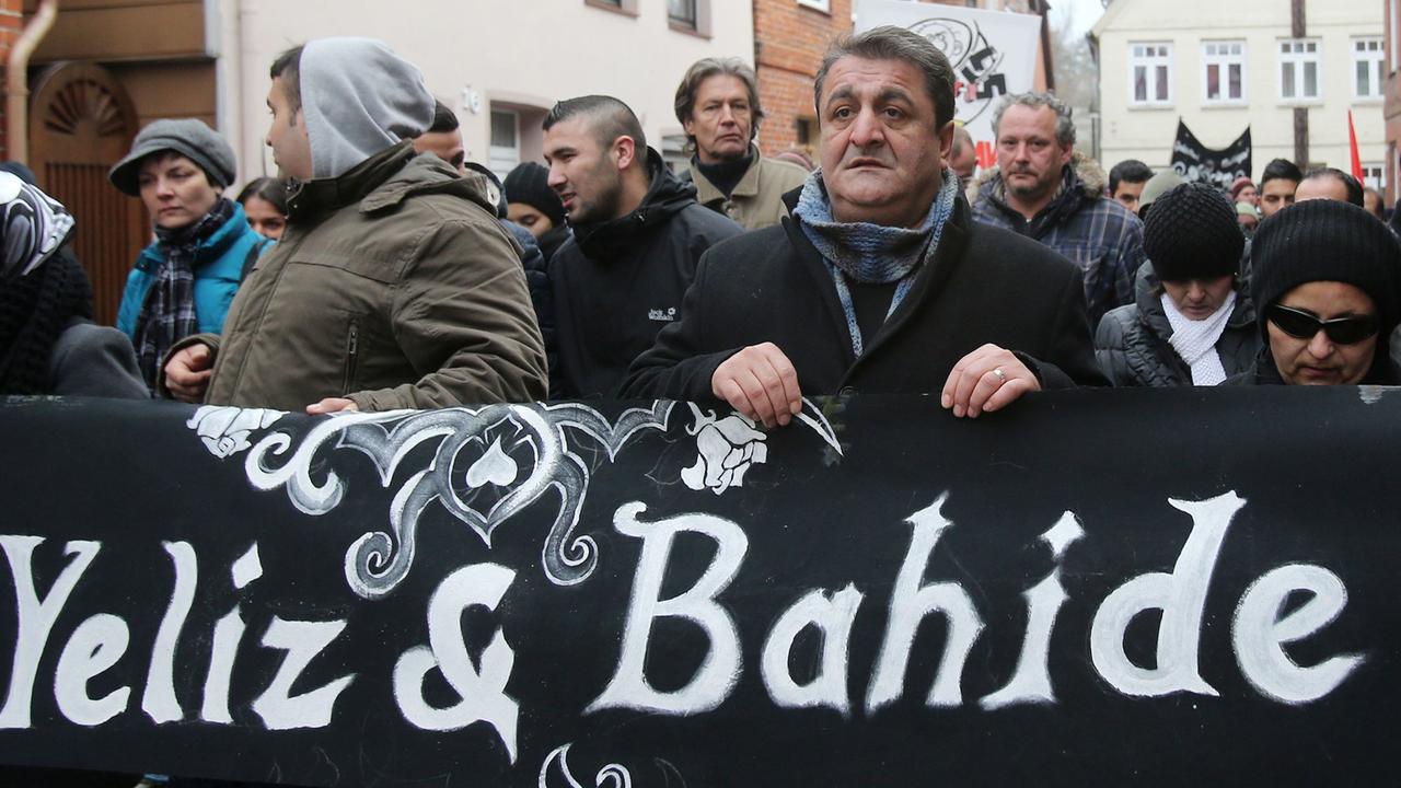 Faruk Arslan (2.v.r), der Sohn der getöteten Bahide Arslan und Vater der ebenfalls getöteten Yeliz Arslan, am nehmen am 17.11.2012 an der Demonstration "Mölln '92 - Gedenken und anklagen" teil.