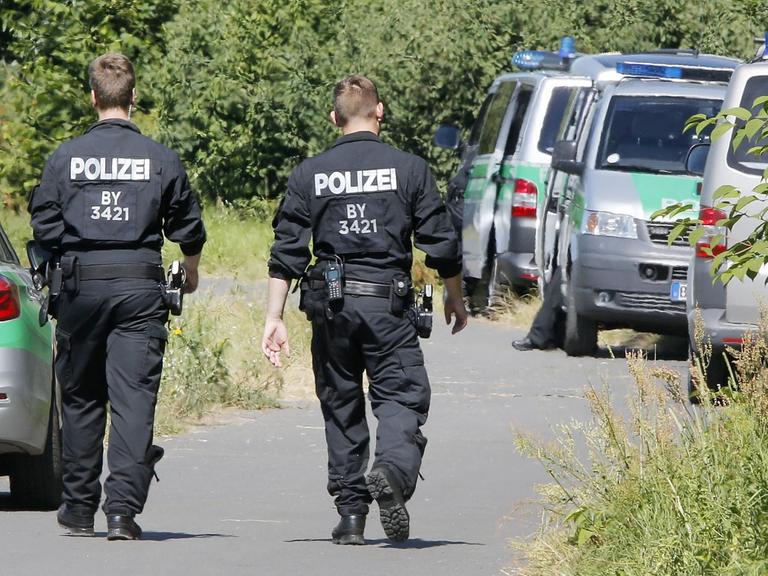 Polizisten in der Nähe des Tatorts von Würzburg.