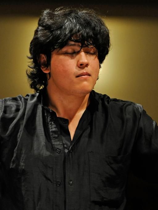 Der Dirigent Aziz Shokhakimov