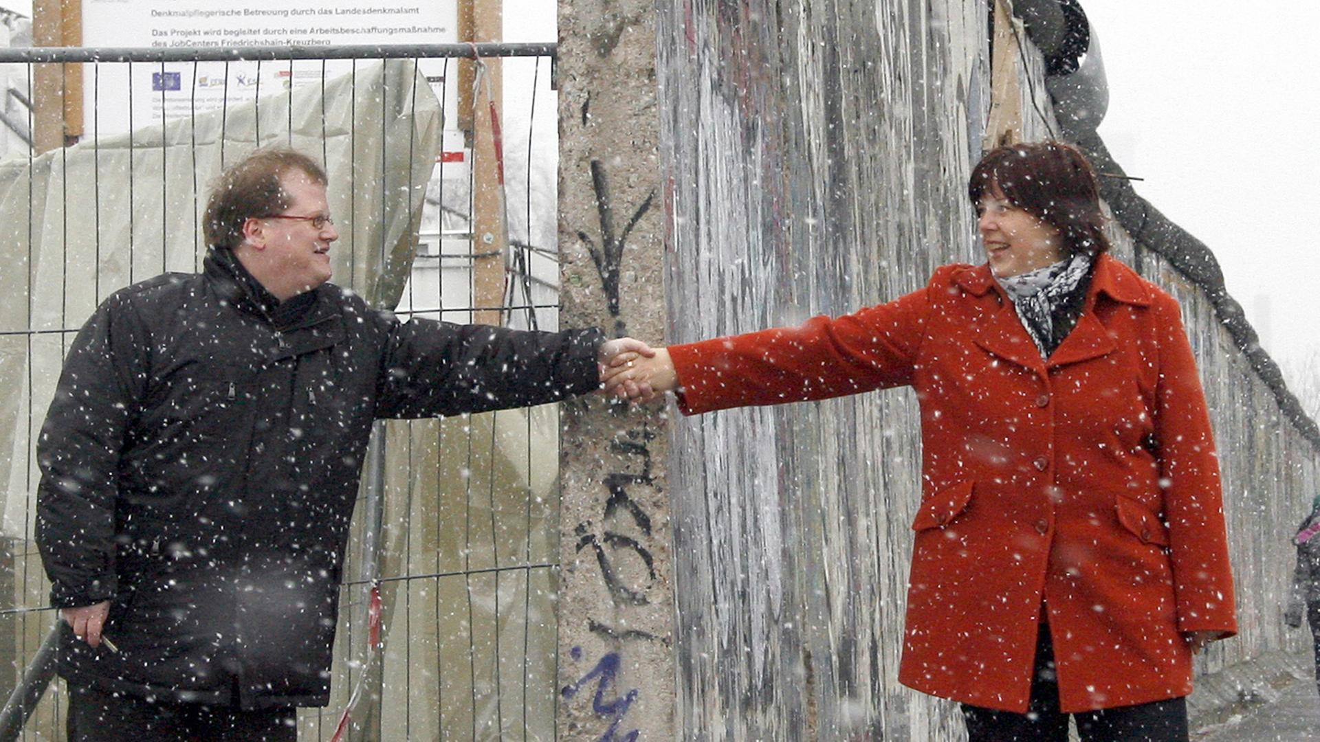 Doppeldeutsches Paar beim Fototermin: Silke Möllmann (r.) und Jan Möllmann (l.) an der Berliner East Side Gallery. Die Ostberliner Studentin und der Schüler aus dem Westen lernten sich 1987 kennen.