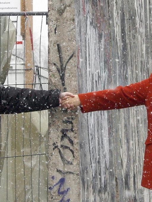Doppeldeutsches Paar beim Fototermin: Silke Möllmann (r.) und Jan Möllmann (l.) an der Berliner East Side Gallery. Die Ostberliner Studentin und der Schüler aus dem Westen lernten sich 1987 kennen.