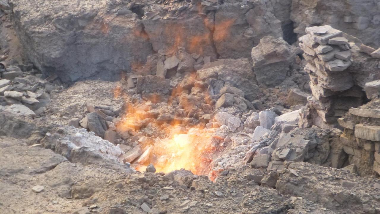 Lodernde Flammen schießen aus dem Boden.