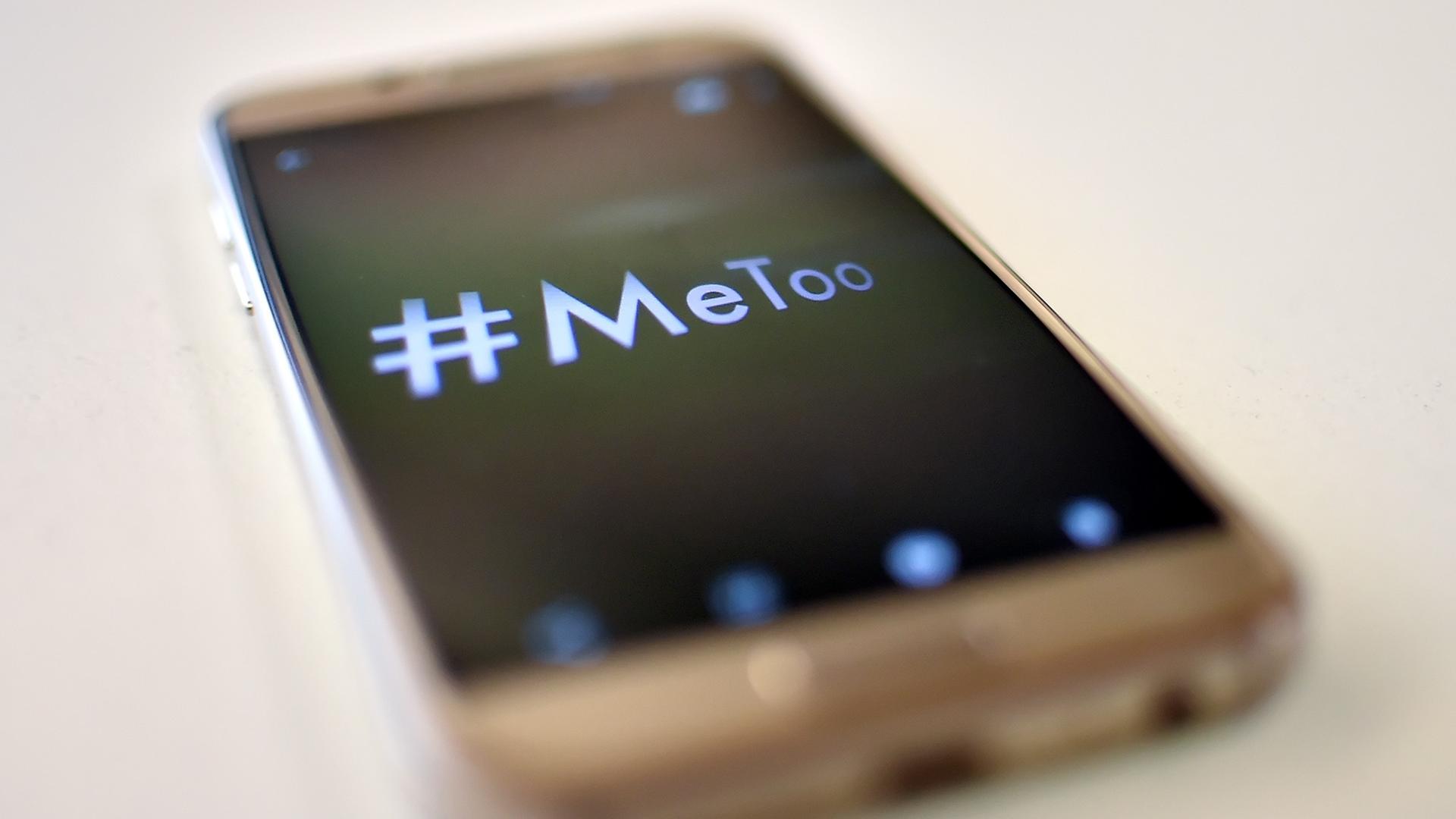 Ein Smartphone mit dem Hashtag "#MeToo"