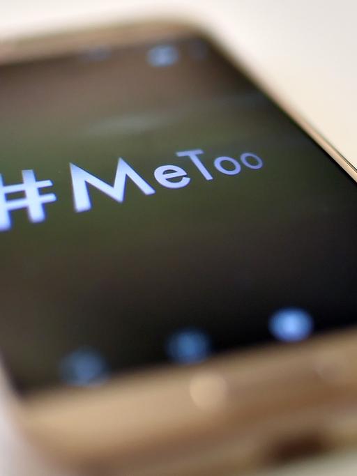 Ein Smartphone mit dem Hashtag "#MeToo"