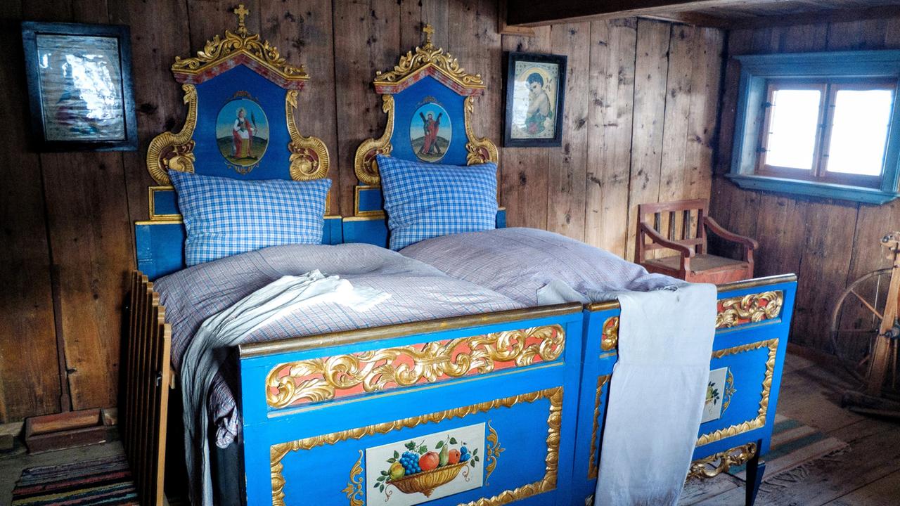 Ein Doppelbett im Museum von Markus Wasmeier in Schliersee