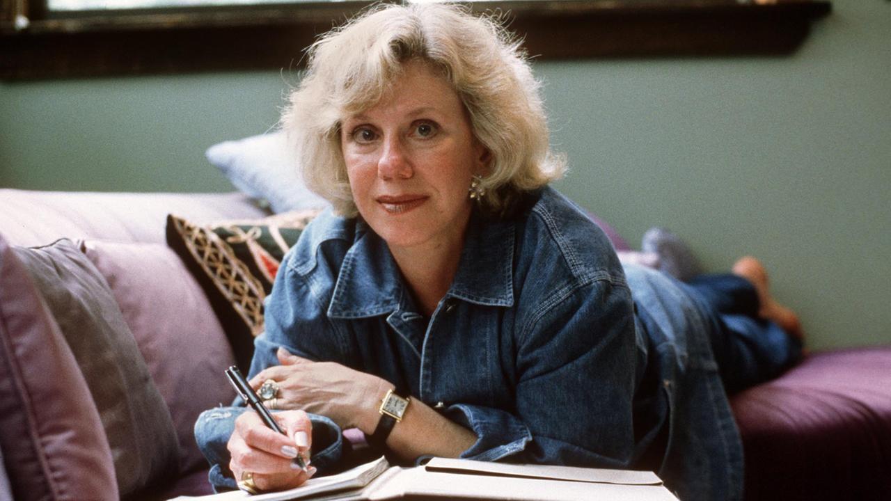 Die amerikanische Schriftstellerin Erica Jong liegt auf der Couch im Wohnzimmer ihres Hauses in Weston im US-Bundesstaat Connecticut. Die amerikanische Schriftstellerin Erica Jong liegt auf der Couch im Wohnzimmer ihres Hauses in Weston im US-Bundesstaat Connecticut.