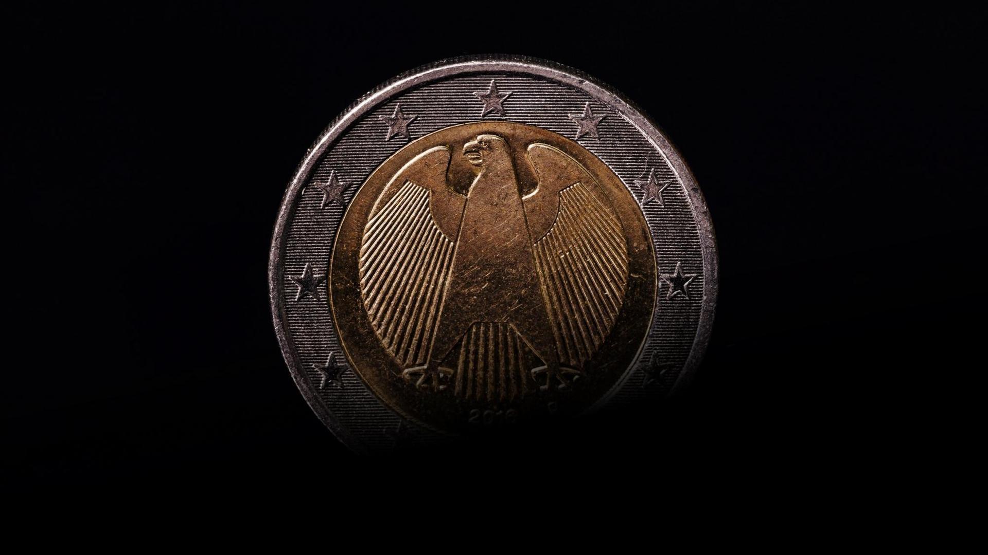 Eine 2-Euro-Münze im Lichteinfall.