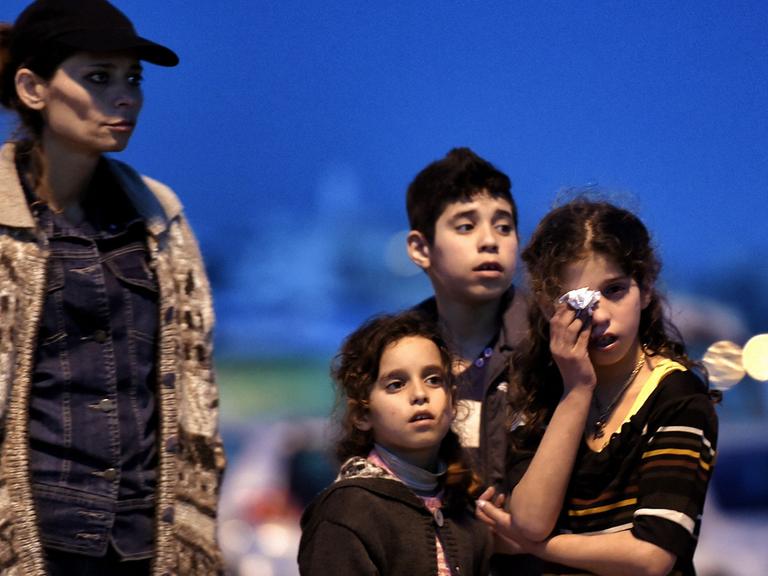 Eine Flüchtlingsfamilie am 17. April 2015 am Hafen von Piraeus nahe der griechischen Hauptstadt Athen