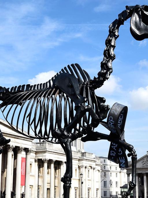 Die Skulptur "Gift Horse" von Hans Haacke in London