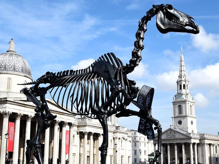 Die Skulptur "Gift Horse" von Hans Haacke in London
