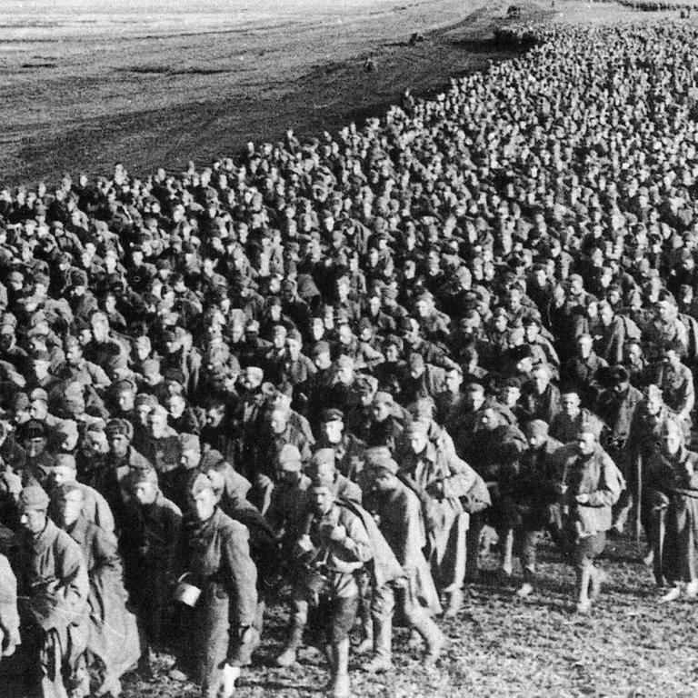 Sowjetische Soldaten auf dem Marsch in die deutsche Kriegsgefangenschaft